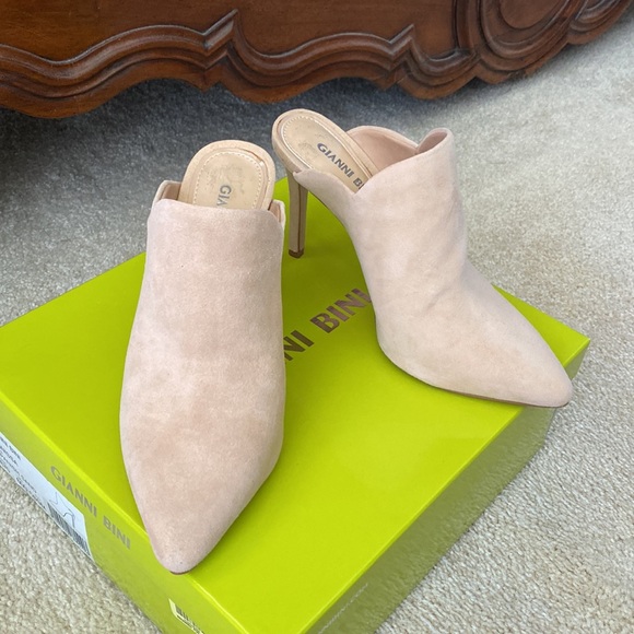 Cute Gianni Bini suede nude pointy toe mule stilettos, 6.5M - Picture 14 of 14